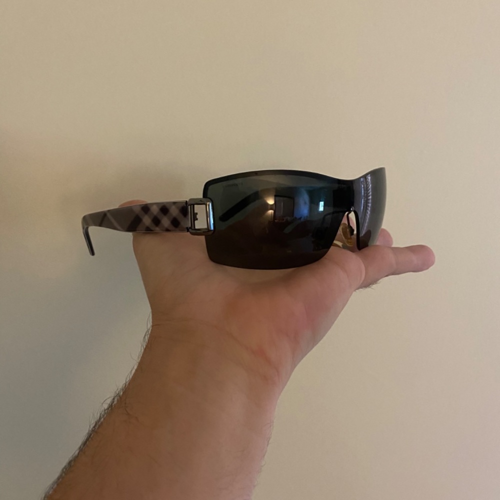 Burberry Shield Sunglasses - Picture 4 of 8